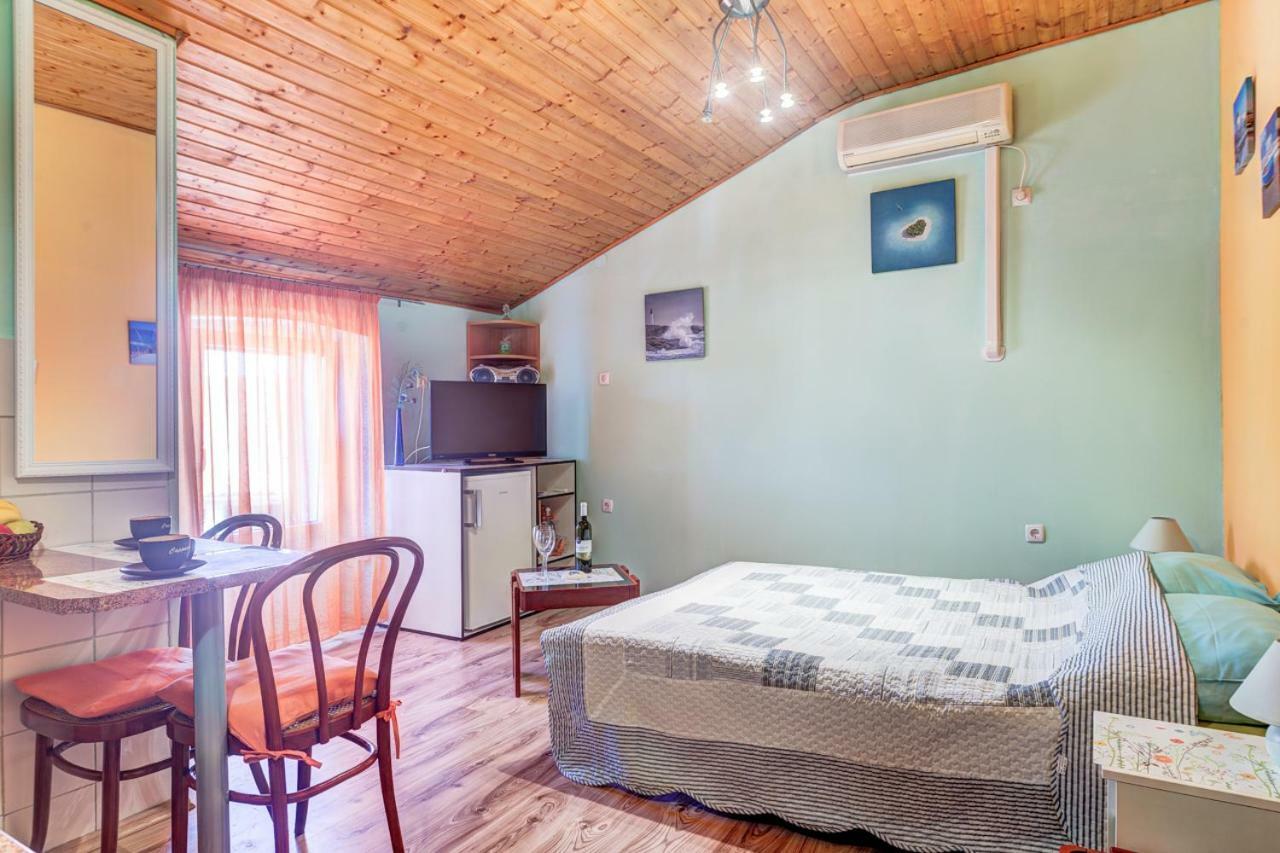Apartment In Center Pula Bagian luar foto